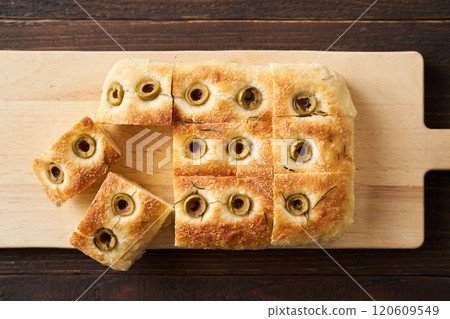 用橄欖和迷迭香烘焙的佛卡夏 120609549