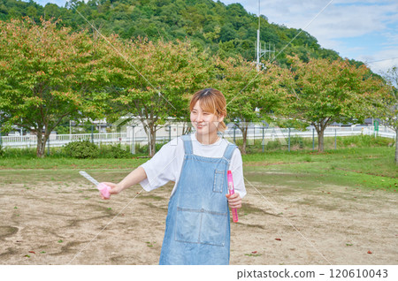 幼兒園老師在公園、鄉村、肥皂泡裡玩耍 120610043