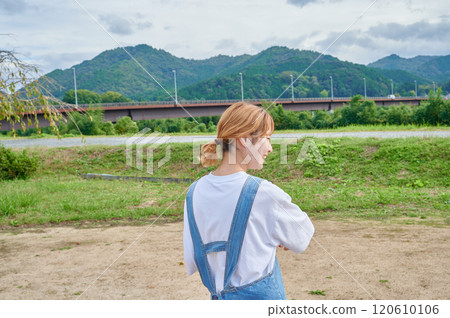 幼兒園老師在公園、鄉村、肥皂泡裡玩耍 120610106