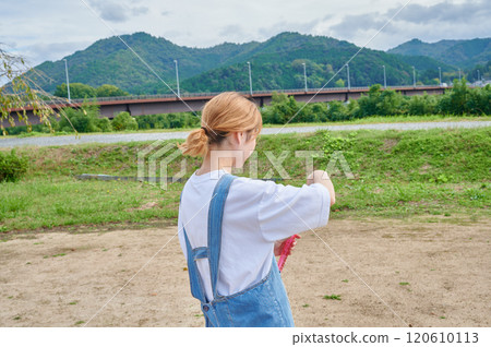幼兒園老師在公園、鄉村、肥皂泡裡玩耍 幼兒園老師在公園、鄉村、肥皂泡裡玩耍 120610113