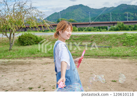 幼兒園老師在公園、鄉村、肥皂泡裡玩耍 120610118