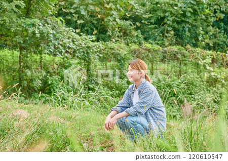 Fields and women, farmers, home gardens, rural life 120610547