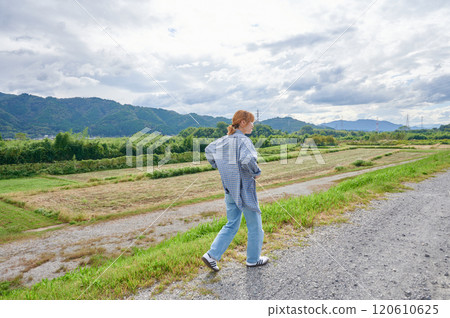 田野和女農行走 120610625