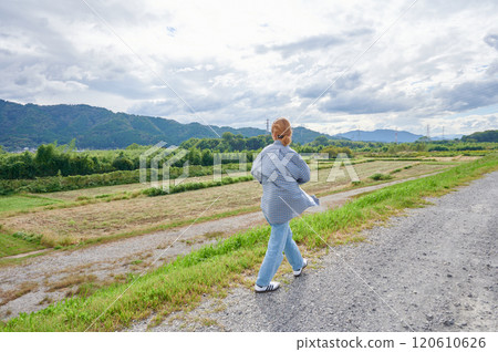 田野和女農行走 120610626