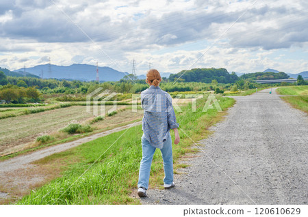 田野和女農行走 120610629