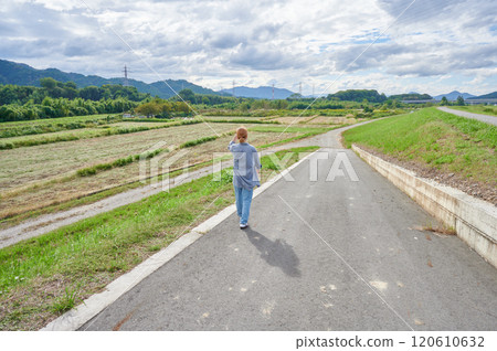 田野和女農行走 120610632