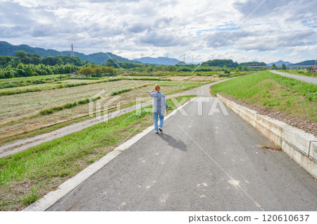田野和女農行走 120610637