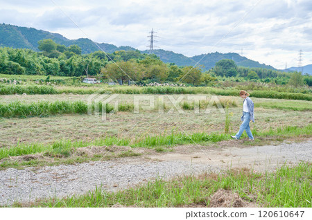 田野和女農行走 120610647