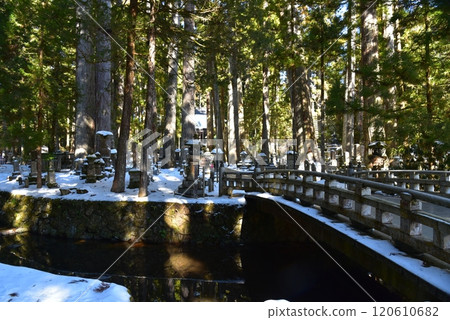 冬天的高野山、奧之院、玉川和禦獸橋 120610682