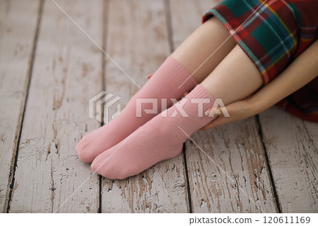 穿著襪子的年輕女子的腳 穿著襪子的年輕女子的腳 120611169