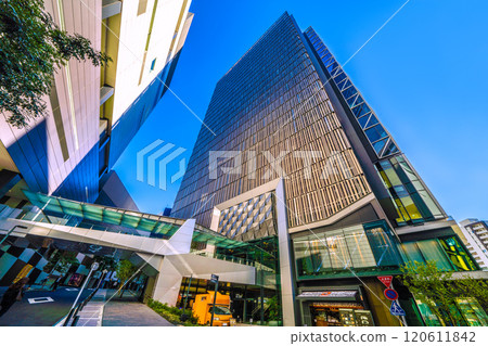 日本東京城市景觀，一座有步行橋的城市。澀谷阿久住等建築物反射陽光的景色=25日 120611842