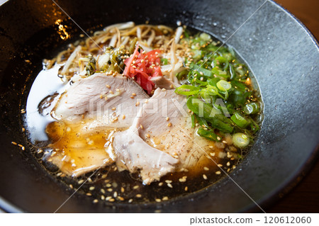 配料豐富的美味醬油拉麵 配料豐富的美味醬油拉麵 120612060