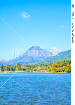 大分縣別府市秋天的志高湖和由布山 120612184