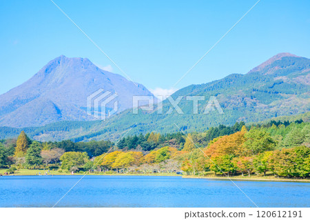 大分縣別府市秋天的志高湖和由布山 大分縣別府市秋天的志高湖和由布山 120612191