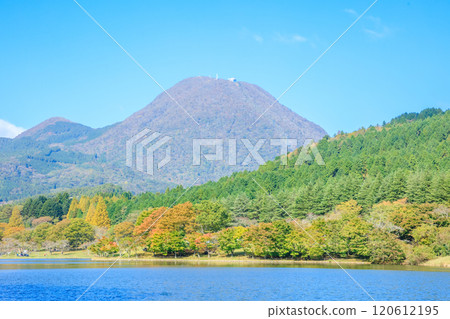 秋天的大分縣別府市志高湖和鶴見山 秋天的大分縣別府市志高湖和鶴見山 120612195