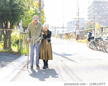 Senior couple walking together in the city 120612977