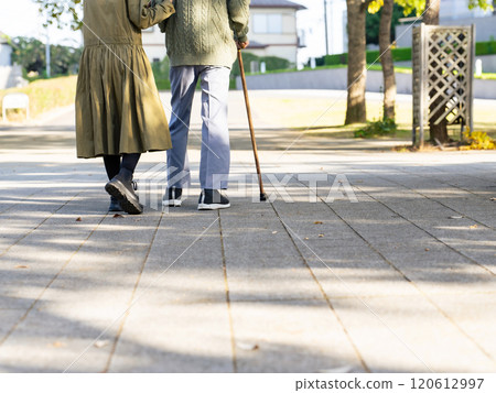 一名拄著拐杖的男人和一名協助他的女人的老夫婦 120612997