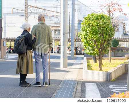 Senior couple walking together in the city 120613003