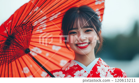 穿著和服的微笑的年輕日本女人 120613211