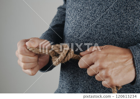 man tries to make a slipknot 120613234