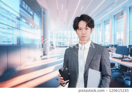 商人在辦公室拿著紙杯咖啡散步 120615285