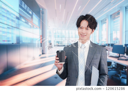 商人在辦公室拿著紙杯咖啡散步 商人在辦公室拿著紙杯咖啡散步 120615286