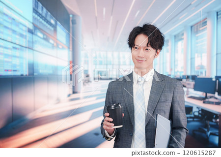 商人在辦公室拿著紙杯咖啡散步 120615287
