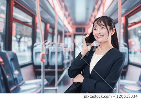 搭乘公車上下班的年輕女子 搭乘公車上下班的年輕女子 120615334