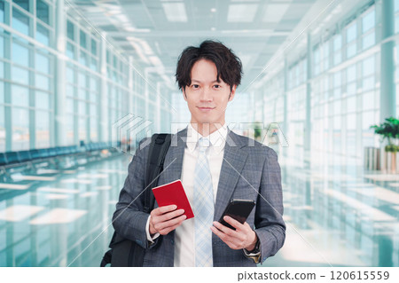 去國外出差的年輕商人 去國外出差的年輕商人 120615559