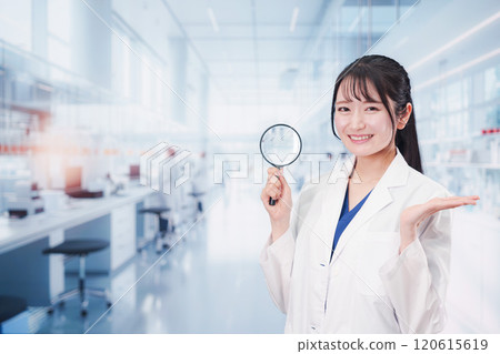 有放大鏡的年輕女性研究員 120615619