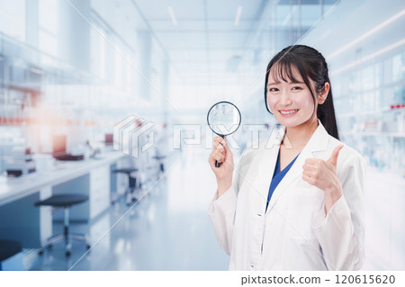 有放大鏡的年輕女性研究員 120615620