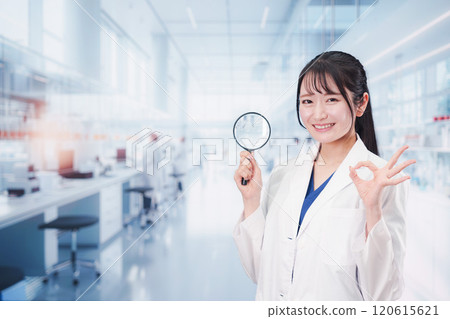 有放大鏡的年輕女性研究員 120615621