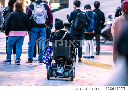 日本東京的城市景觀在城市的人群中...老齡化社會...一位坐在下一代電動輪椅上的老年婦女=東京（澀谷站前） 120615655