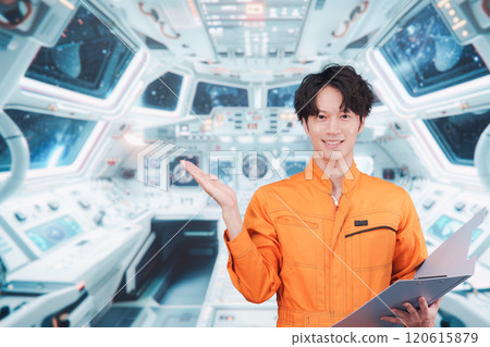 在太空站內工作的年輕男太空人 120615879