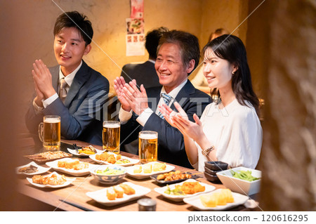 商務人士在酒吧慶祝 120616295