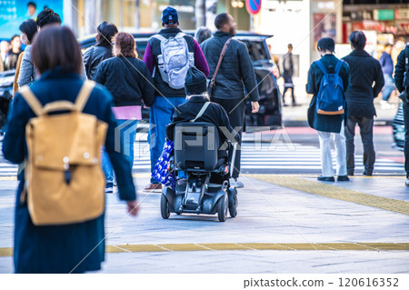 日本東京的城市景觀在城市的人群中...老齡化社會...一位坐在下一代電動輪椅上的老年婦女=東京（澀谷站前） 120616352