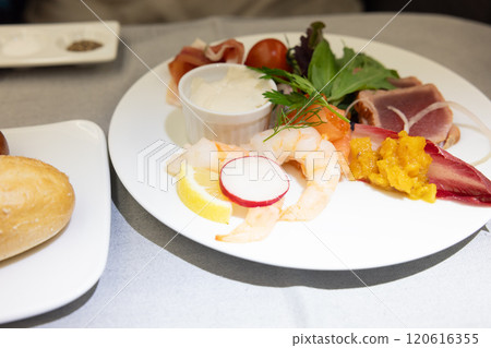 Business class in-flight hors d'oeuvres 120616355