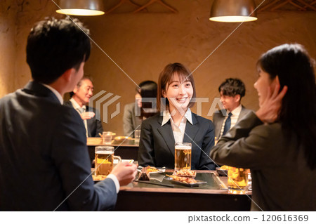 A new employee drinking with a senior employee at an izakaya 120616369
