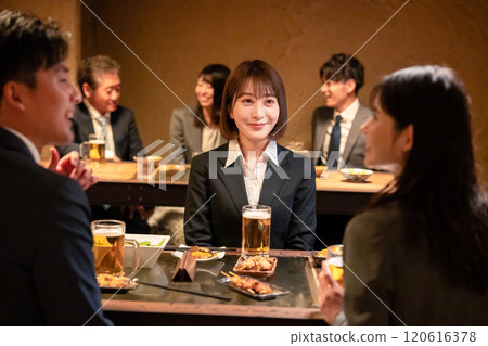 A new employee drinking with a senior employee at an izakaya 120616378
