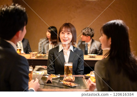 新進員工與老員工在酒吧喝酒 120616384