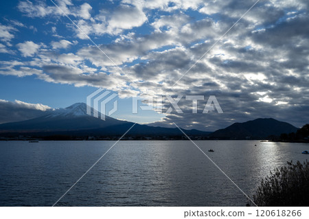 Lake Kawaguchi and Lake Yamanaka in winter Lake Kawaguchi and Lake Yamanaka in winter 120618266