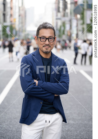 A cool guy in his 50s 120618995