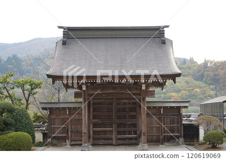 慶山源心寺是位於19號國道山側的一座大寺廟。這裡環境幽靜，寺廟裡的雕刻也很精美。 120619069