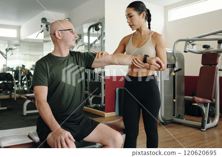 Exercising with Personal Trainer in Gym Environment 120620695