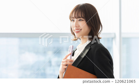 有智慧型手機和活頁夾的微笑的婦女/女實業家 有智慧型手機和活頁夾的微笑的婦女/女實業家 120621065