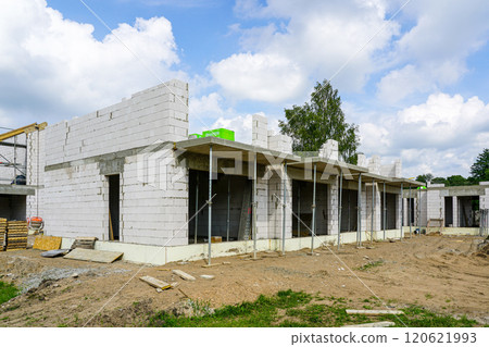 Construction of a new residential house from expanded clay blocks, thermally insulated foundations Construction of a new residential house from expanded clay blocks, thermally insulated foundations 120621993