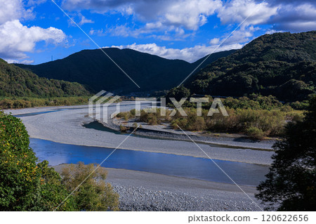 大井川鐵道 SL 之旅 - 從車窗眺望大井川流下的景色② 120622656