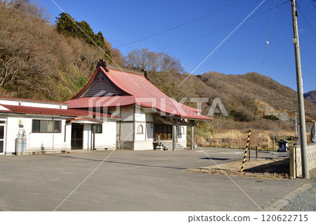 Photographing the grounds of Shichimen-san Komyo-ji Temple in Kumaishi, Yakumo-cho, Hokkaido in late autumn Photographing the grounds of Shichimen-san Komyo-ji Temple in Kumaishi, Yakumo-cho, Hokkaido in late autumn 120622715