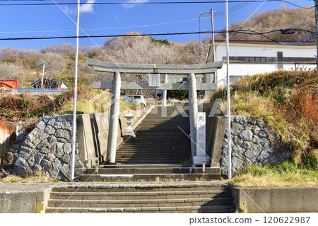 拍攝北海道八雲町熊石市北山神社境內的深秋景色 拍攝北海道八雲町熊石市北山神社境內的深秋景色 120622987