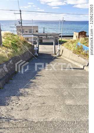 拍攝北海道八雲町熊石市北山神社境內的深秋景色 120623003